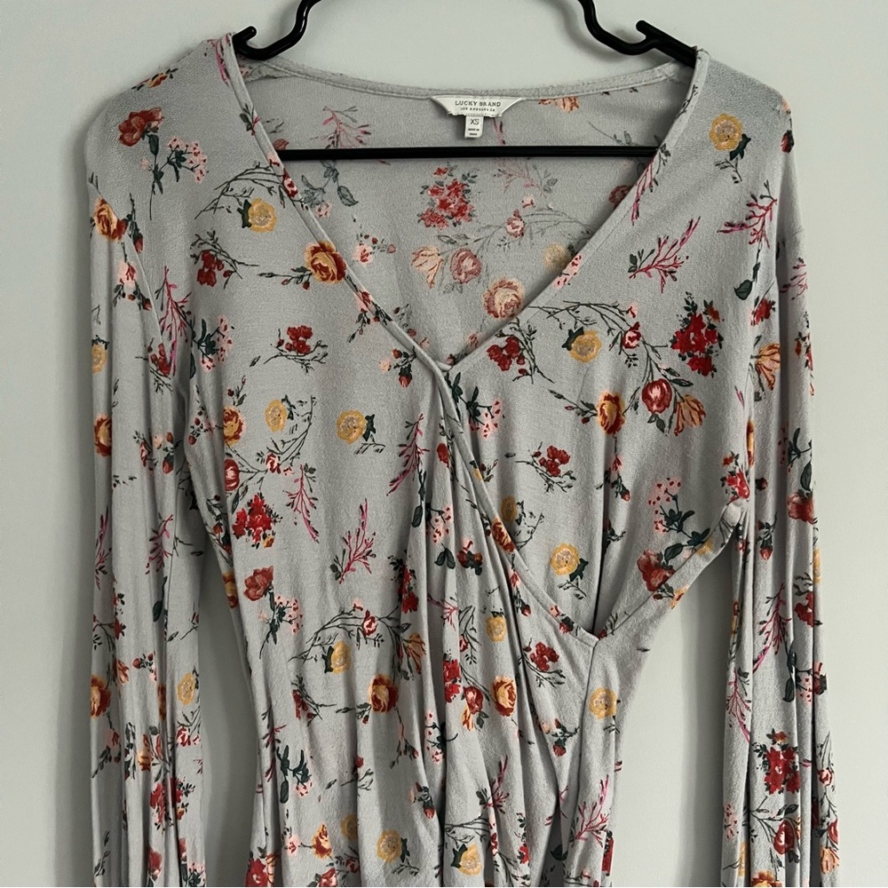 Lucky Brand Grey Floral Print Boho V Neck Bell Sleeve Faux Wrap Blouse - Picture 2 of 4